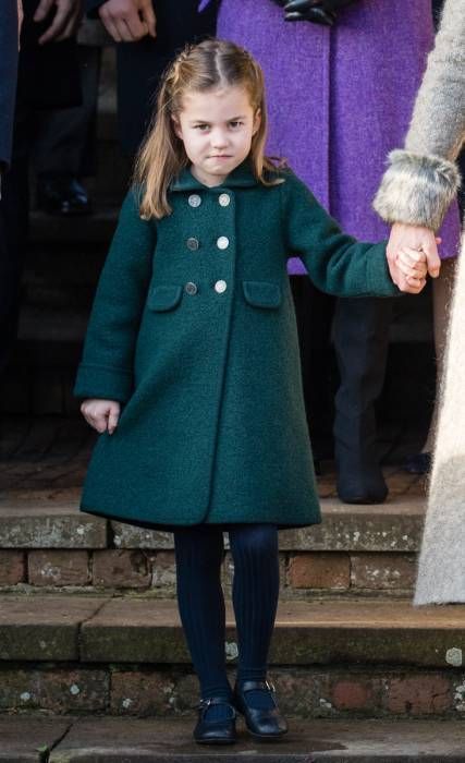 princesė-charlotte-dėvintis-žalias paltas