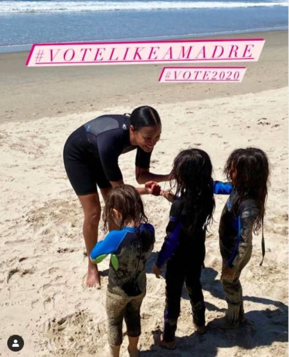 Zoe Saldana chia sẻ bức ảnh tuyệt đẹp trên bãi biển với ba đứa con của cô