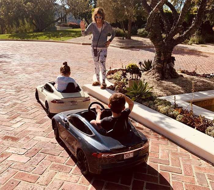 Sizinkinden daha havalı oyuncak arabalar kullanan ünlü çocuklar