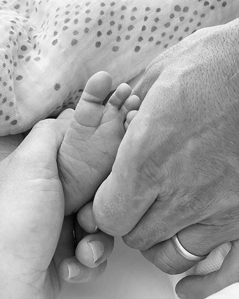 Lea Michele teilt ein bezauberndes erstes Foto von ihrem neugeborenen Sohn