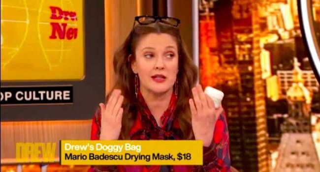 Drū Berimora ir apsēsta ar šo 18 ASV dolāru ādu notīrošo sejas masku