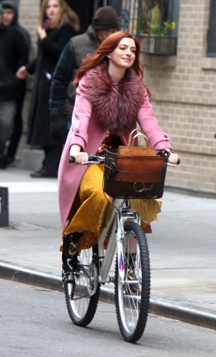 Promi fährt Fahrrad anne Hathaway