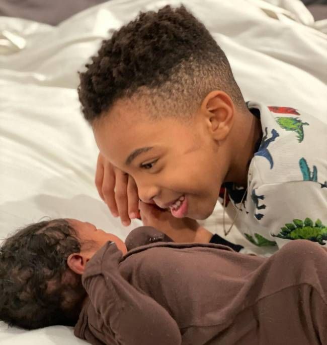 Beyoncés mor fejrer babynyheder med den bedste reaktion, da Kelly Rowland byder søn velkommen