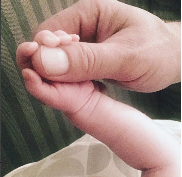 Julia Stiles toivottaa poikavauvan tervetulleeksi, paljastaa hyvin epätavallisen nimen