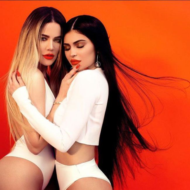 Kylie Jenner ja Khloe Kardashian käyttävät vastaavaa huulipunaa hehkuvassa Instagram-kuvassa