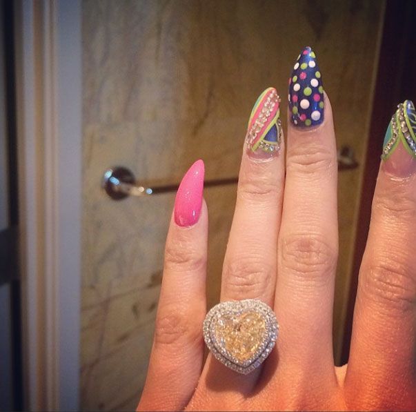 Nicki Minaj susižadėjo su „Meek Mill“: žiūrėk žiedą