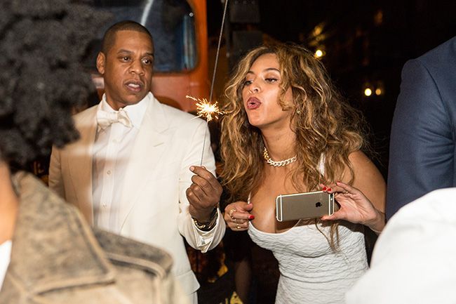 Beyoncés brudekjole på $ 12 000 for løftefornyelse var så forskjellig fra hennes første