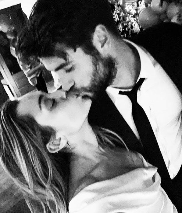 Miley Cyrus ja Liam Hemsworth suudlevad oma pulmapäeval