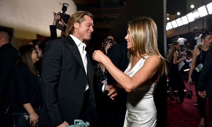 Poročna pevka Brada Pitta in Jennifer Aniston naslavljata govorice o ljubezni