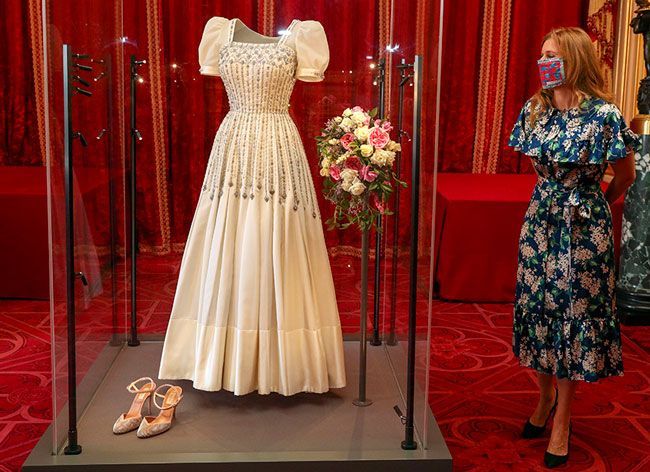 राजकुमारी बीट्राइस की शादी की पोशाक मां सारा फर्ग्यूसन से प्रेरित है?