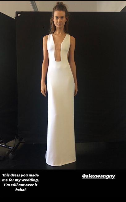 Vợ của Adam Levine, Behati Prinsloo chia sẻ bức ảnh váy cưới bí mật của UNSEEN trên Instagram