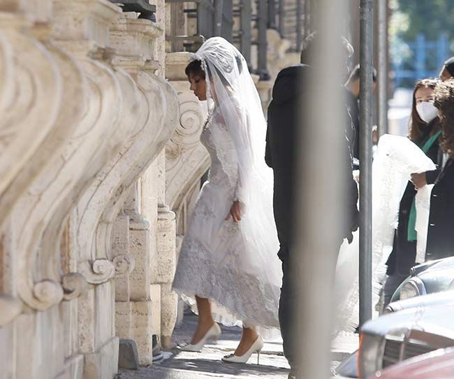 레이디 가가는 놀라운 흰색 레이스 웨딩 드레스로 놀랍습니다.