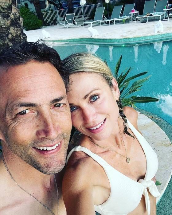 GMA-ina Amy Robach dijeli prekrasne selfieje kraj bazena tijekom romantičnog bijega