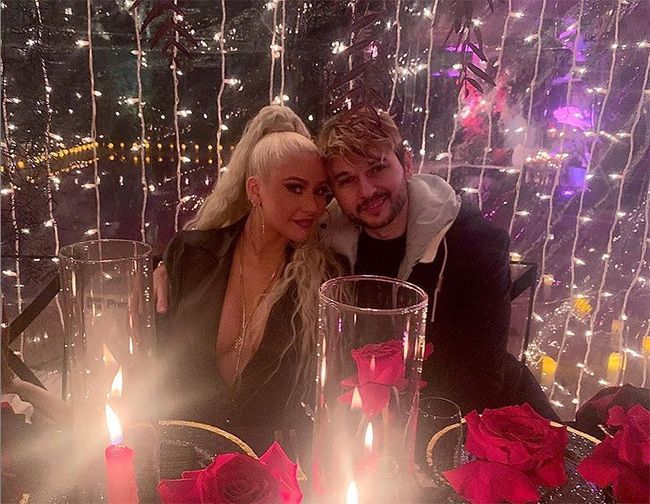 Christina Aguilera adora fotos ousadas com o noivo Matthew Rutler