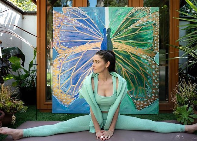 Ashley Greene montre sa flexibilité folle dans un jardin idyllique