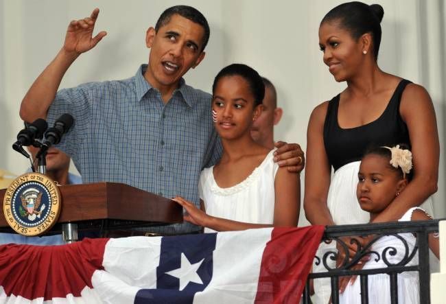 Michelle Obama se s hčerkama Malijo in Sašo odpira v 'težke čase'