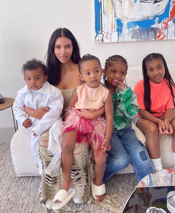 Kim Kardashian teilt mit allen vier Kindern ein entzückendes seltenes Familienbild
