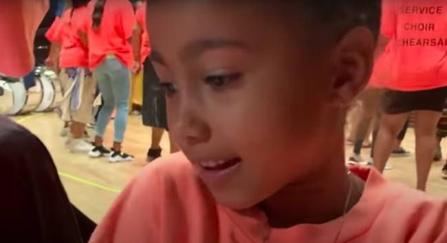 Ang anak na babae ni Kim Kardashian sa Hilagang bituin sa bagong music video ng tatay Kanye West