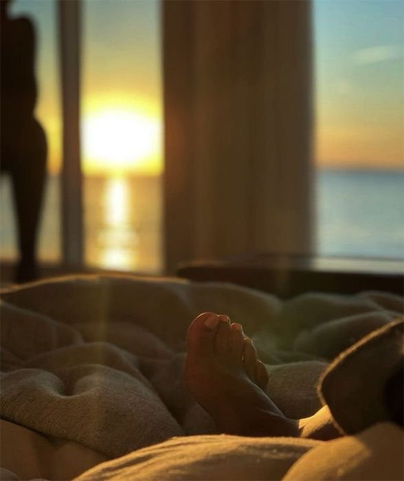 Halle Berry deli intimno posteljno fotografijo, ko se romanca segreje