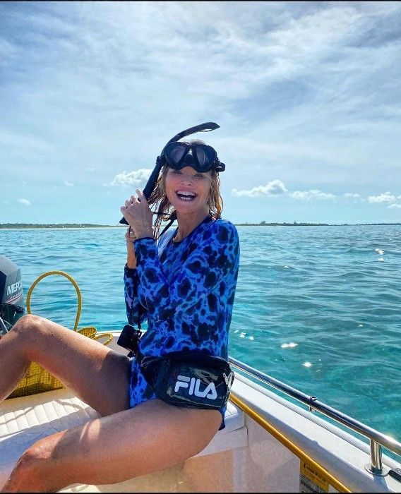 Christie Brinkley fica incrível nas fotos de maiô de Sailor - que chama a mãe de 'gostosa'