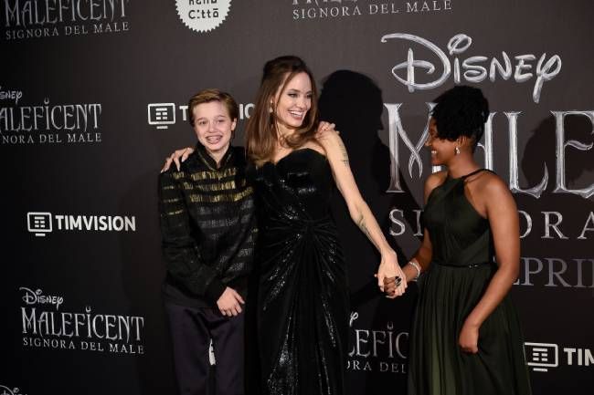 Angelina Jolie daje čustvene informacije o zdravju svojih hčera po njihovem času v bolnišnici