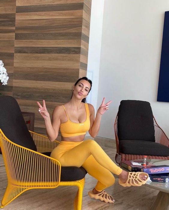 Kim Kardashian Yeezy Slides gelbe Trainings-BH-Leggings