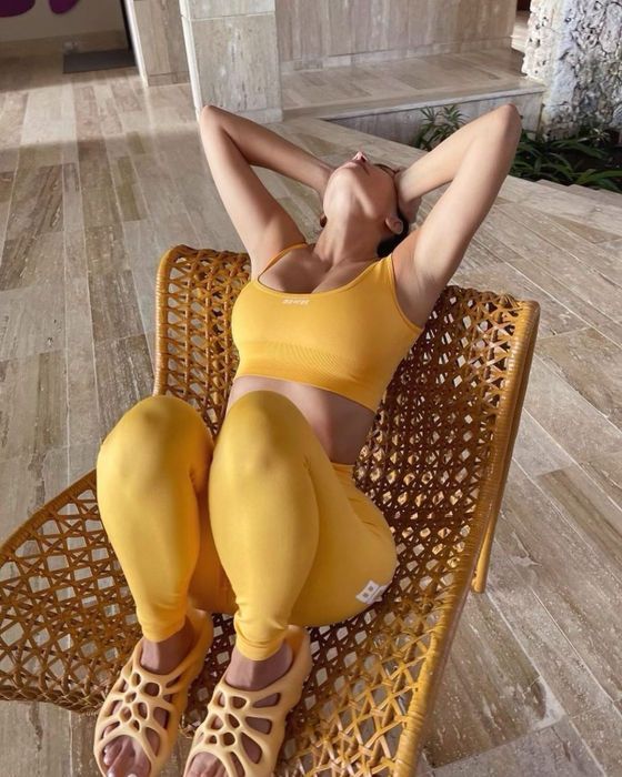 Kim Kardashian leuchtend gelbes Trainingsoutfit yeezys