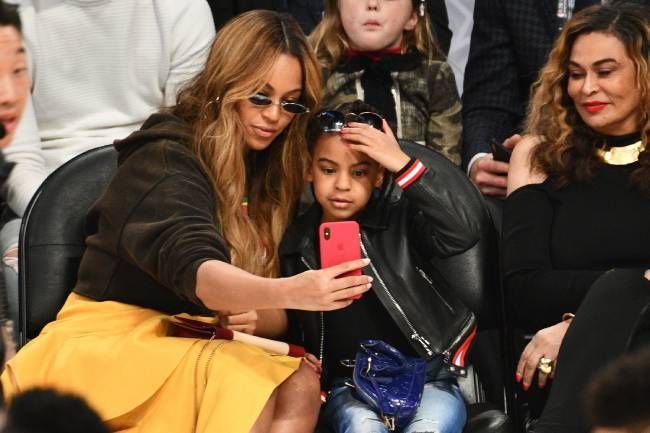 Beyoncén tytär Blue Ivy näyttää samanlaiselta kuin kuuluisa äiti takaisinkuvassa