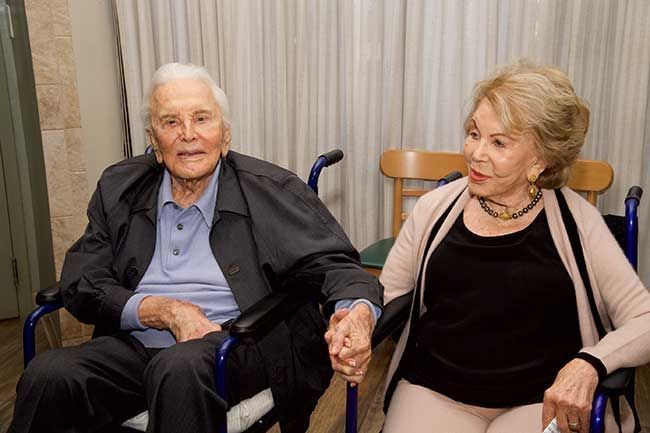 Michael Douglas teilt herzzerreißende Hommage, nachdem Stiefmutter Anne Douglas im Alter von 102 Jahren gestorben ist