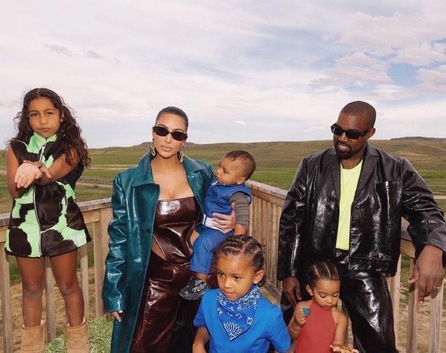 Kanye West antaa Kim Kardashianille syntymäpäivän hologrammin myöhästyneestä isästään - ja hänen reaktionsa on niin liikuttava