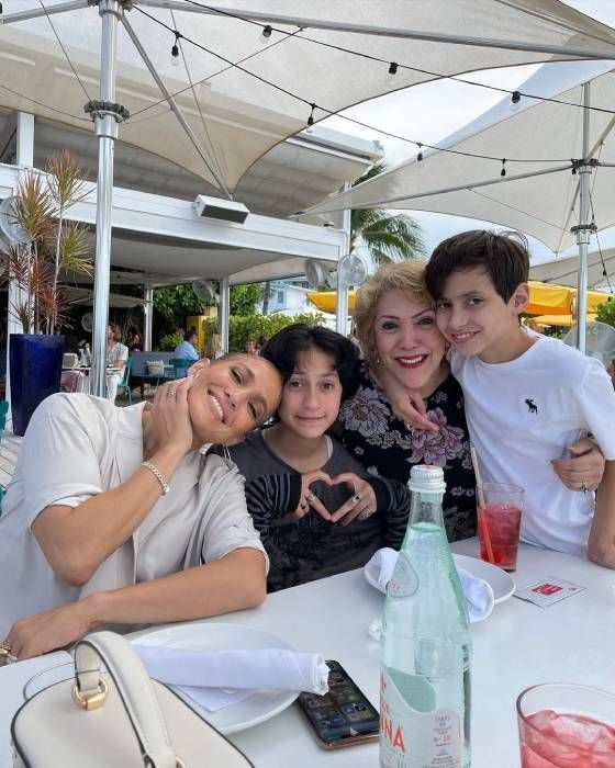 Jennifer Lopez verblüfft auf neuem Familienfoto mit Zwillingen