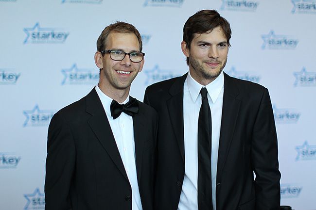 Ashton Kutcher se emociona al hablar de su hermano gemelo