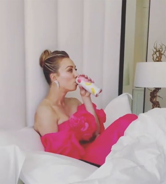 kaley-cuoco-pink-dress-in-bed 침대