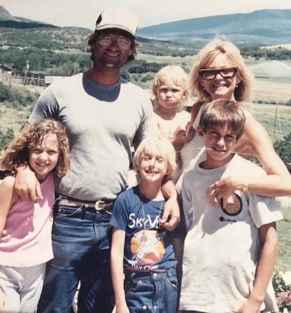 Con trai của Goldie Hawn, Oliver Hudson, thú nhận đáng ngạc nhiên về thời thơ ấu của mình
