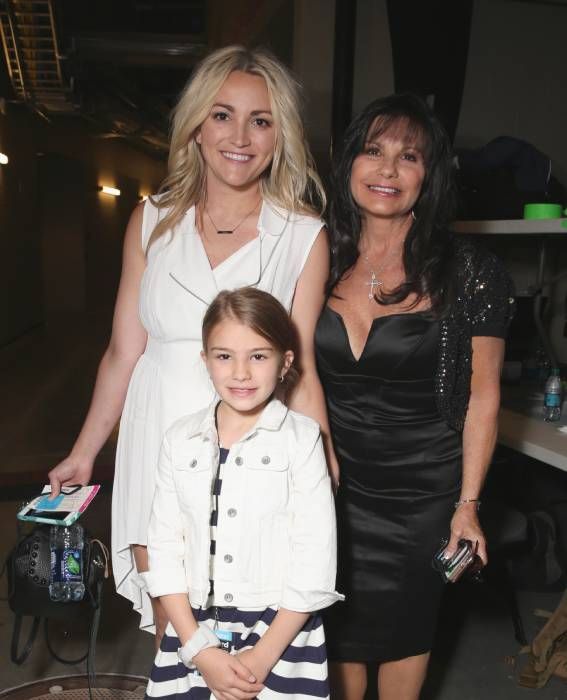 Britney Spearsin äiti varastaa näyttelyn harvinaisessa perhekuvassa