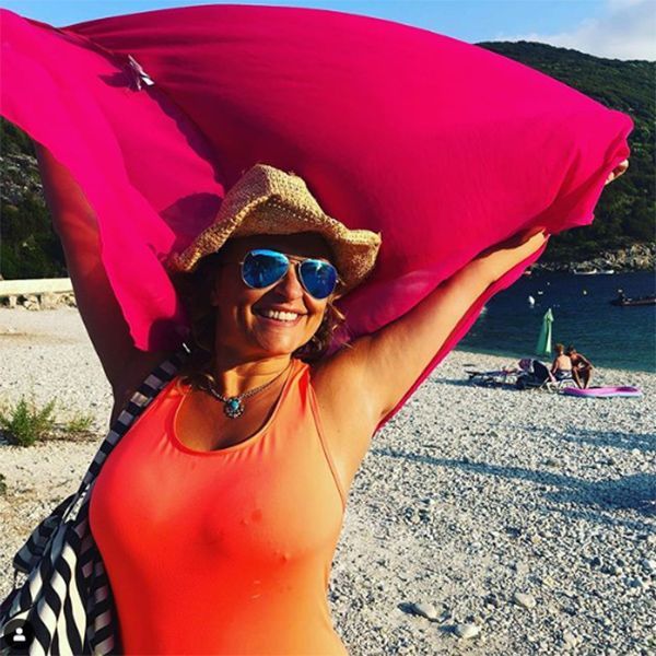 Η χαλαρή γυναικεία Nadia Sawalha εμπνέει με γυμνά κουμπιά στην πισίνα