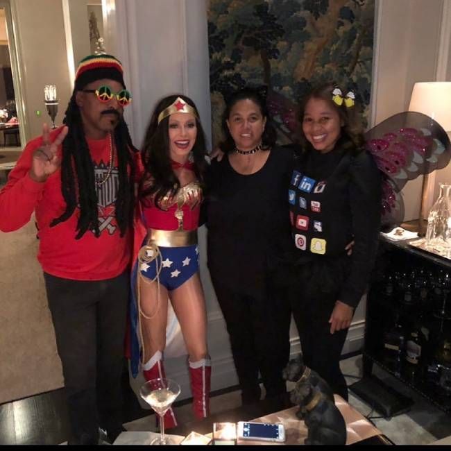 Kelly Ripa, minik Wonder Woman kostümü içinde inanılmaz bir figür sergiliyor
