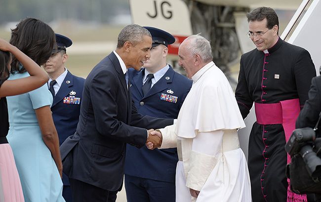 Predsednik Obama pozdravlja papeža Frančiška v ZDA na zgodovinskem obisku