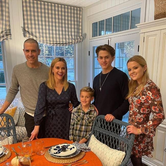 Reese Witherspoon s svojimi otroki deli redko družinsko fotografijo ob posebni priložnosti