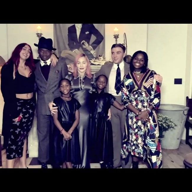Madonna ve altı çocuğu nadir bulunan bir aile fotoğrafı için poz veriyor – hayranlar tepki gösteriyor