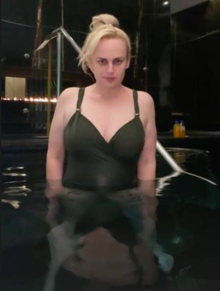 Rebel Wilson arată ca o fată Bond în costum de baie negru elegant