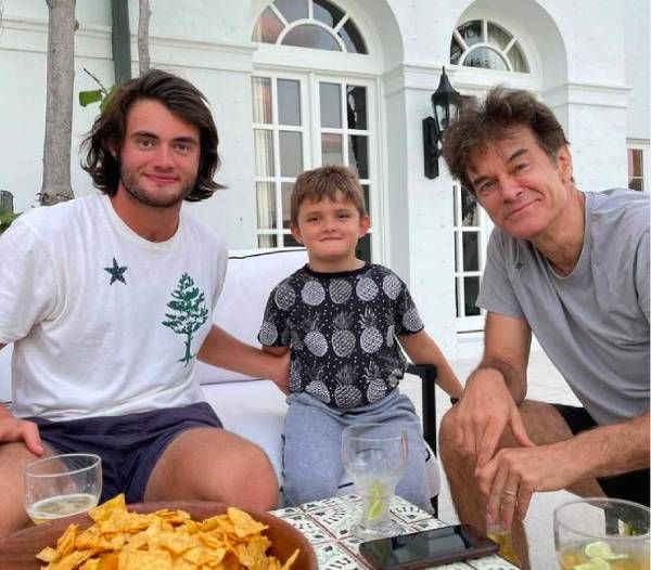 Dr. Oz si s sinom in vnukom deli redko družinsko fotografijo - in videti sta si zelo podobni