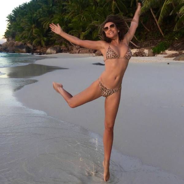 Elizabeth Hurley skaber oprør i bikini med dyreprint