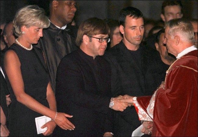 Elton und Diana Versace Beerdigung
