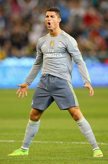 Cristiano Ronaldo ønsker fans et godt nytt år med frekk skjorteløs video