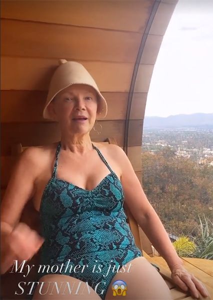 Julianne Houghs altersverachtende Mutter sieht in ihrem Badeanzug mit Schlangenprint fantastisch aus