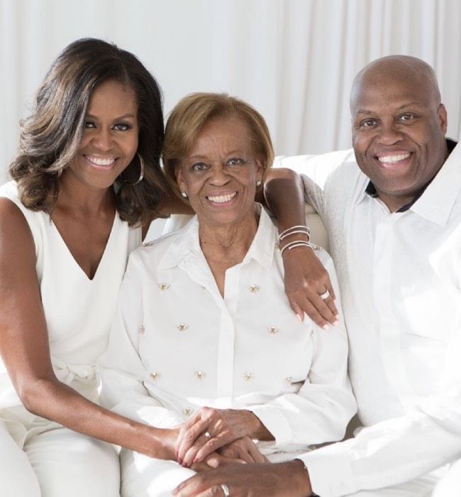 Michelle Obama deli neverjetno redko družinsko fotografijo z mamico in bratom