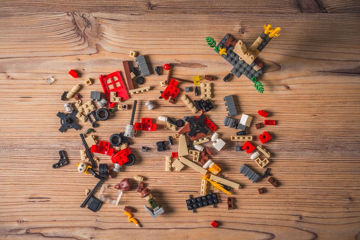Legosteine ​​auf Holzboden verstreut