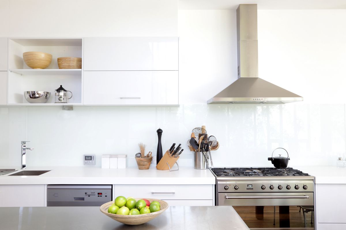 hvitt kjøkken med hvitevarer i rustfritt stål