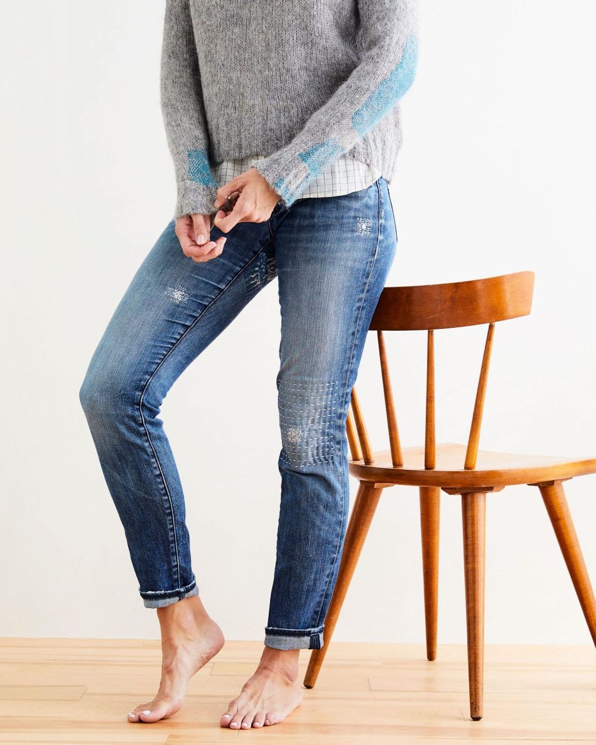 Frau in geflickten Jeans